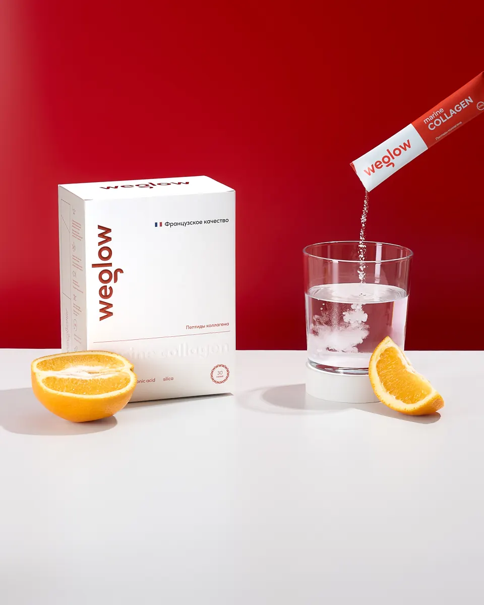 Коллаген Weglow с витамином C, стакан воды и апельсин